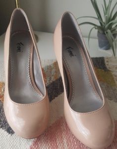 Round patent leather pumps